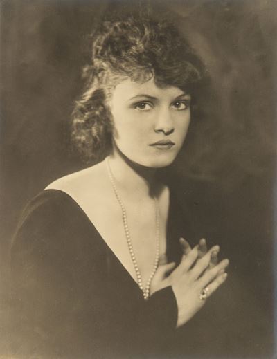 Ritratto con perle, stampa vintage alla gelatina ai sali d'argento, anni 1930
