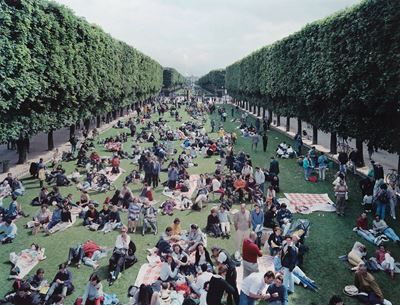 Picnic Allée dal portfolio 'Landscape with Figures' (2007), Stampa offset a colori