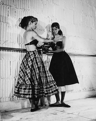 Il ritorno delle gonne larghe, 1948 - Stampa vintage a gelatina ai sali d'argento