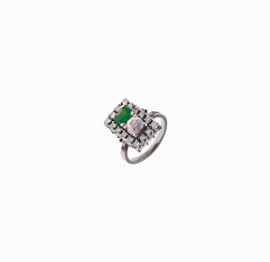 ANELLO IN ORO, DIAMANTI E PIETRA VERDE
i