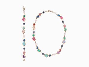 DEMI-PARURE IN ORO E PIETRE DURE
Compost