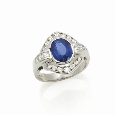 Anello in Zaffiro e Diamanti in Oro Bian