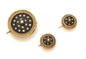LOTTO DI TRE SPILLE D'EPOCA IN ORO, SMALTO E PERLINE