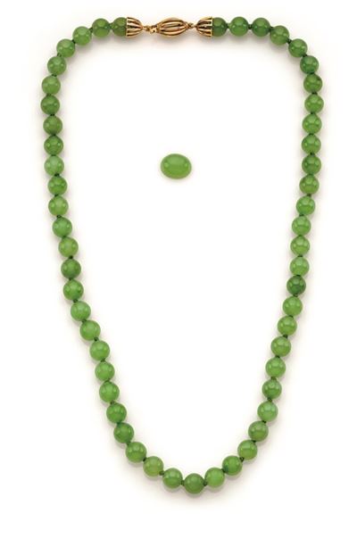Collana in giada e oro giallo 18K con gemma taglio ovale cabochon