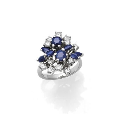 Anello in oro bianco 18K con diamanti e zaffiri