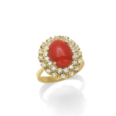 Anello in oro giallo 18K, corallo cabochon e diamanti