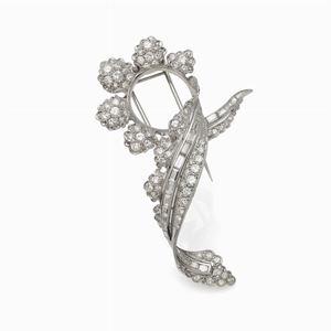 SPILLA IN PLATINO, ORO E DIAMANTI, CIRCA 1950