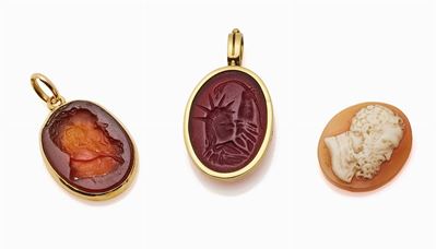 Lot di tre cammei, due incastonati in oro giallo 18K