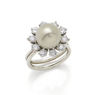 Anello in oro bianco 18K con perla coltivata e diamanti, circa 1950