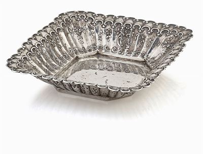 Cesto in argento, Italia, metà XIX secolo, forma quadrata con decori floreali