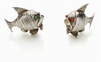 Oggetto in argento, composto da due saliere a forma di pesce e due scatole a forma di conchiglia ...