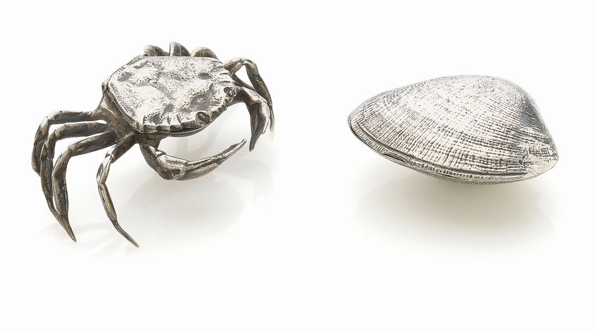 Oggetto in argento, composto da due saliere a forma di pesce e due scatole a forma di conchiglia ...