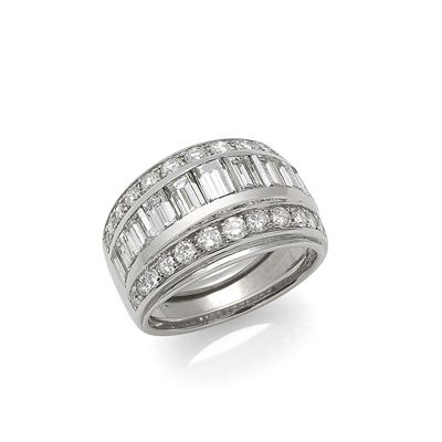 Anello a fascia in oro bianco 18K con diamanti taglio baguette e brillante