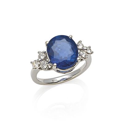 Anello in oro bianco 18K con zaffiro ovale ct 6,60 e diamanti taglio brillante