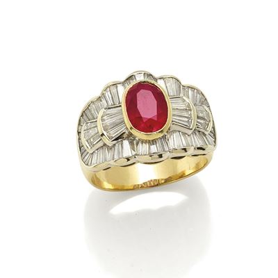 Anello in oro giallo e bianco 18K con rubino taglio ovale e diamanti