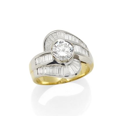 Anello in oro bianco e giallo 18K con diamanti taglio brillante e baguette, circa 1987