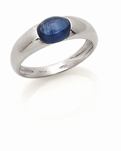 Anello in Oro e Zaffiro a Piccola Fascia