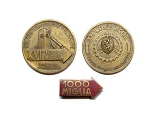 Lotto costituito da medaglia e spilla de