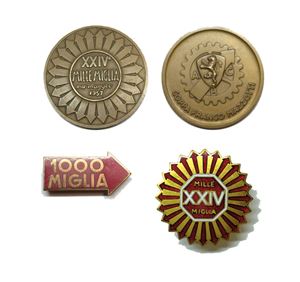 Lotto costituito da medaglia e spille de