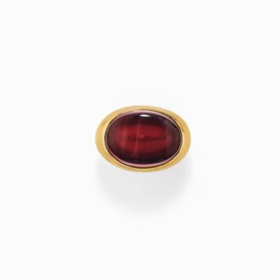 Anello in oro giallo 18K con granato ovale