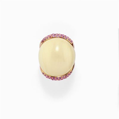 Anello in oro rosa 18K con materiale in osso e corindoni rosa