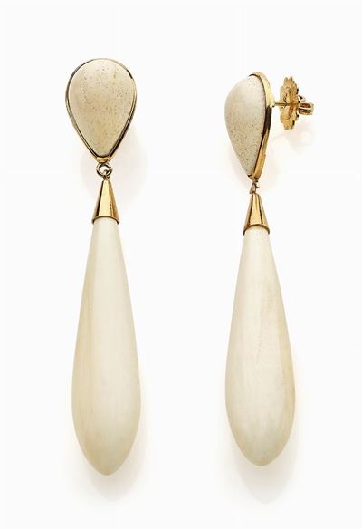 Orecchini in oro giallo 18K con pendenti in osso
