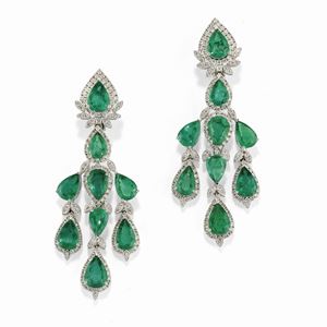 Orecchini pendenti con smeraldi e diamanti