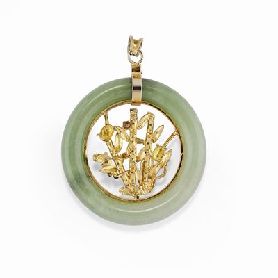 Pendente in metallo dorato con giadeite, diametro 4,5 cm