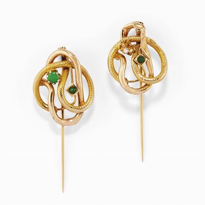 Coppia di spille in oro giallo 18K con pietre verdi, inizio XX secolo