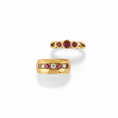 Due anelli in oro giallo 18K con rubini e diamanti
