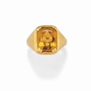 A 18K yellow gold and quartz ring