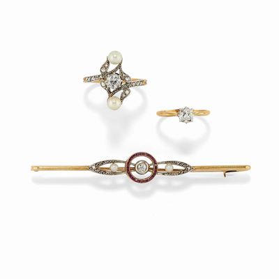 Due anelli e una spilla, argento e oro giallo 18K, con perle, diamanti e rubini, inizio XX secolo