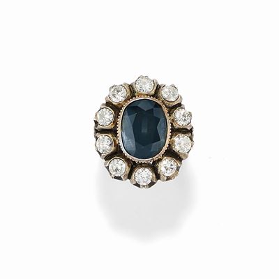 Anello, zaffiro australiano ovale e diamanti brillanti in oro giallo 18K e argento