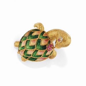 Spilla con smalto, rubini e diamanti