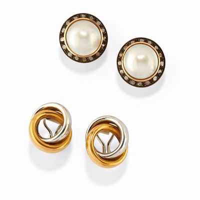 Due coppie di orecchini con perle mabé e diamanti, oro bicolore 18K e argento