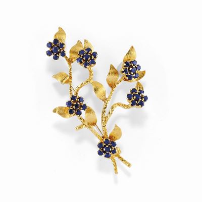 Spilla in oro giallo 18K con zaffiri e decorazione floreale en tremblant