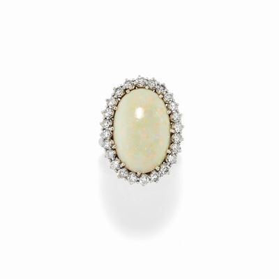 Anello in oro bianco 18K con opale ovale cabochon e diamanti taglio brillante