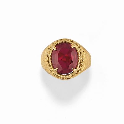 Anello in oro giallo 18K con pietra rossa sintetica