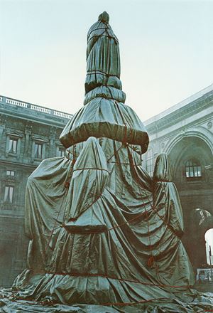 Wrapped monument to Leonardo