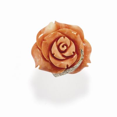Anello in oro bianco 18K con corallo scolpito a rosa e diamanti