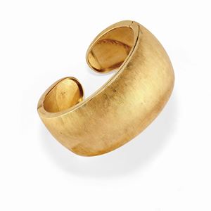 A 18K two-color gold bangle