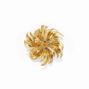 A 18K yellow gold and sapphire brooch