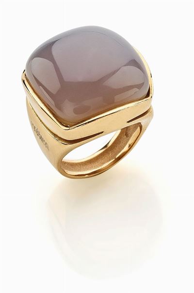 Evanueva, Anello in oro giallo 18K con agata grigia cabochon