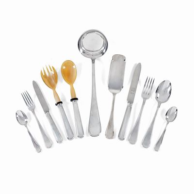 Servizio di posate in argento composto da dodici cucchiai, dodici coltelli, dodici forchette, dod...