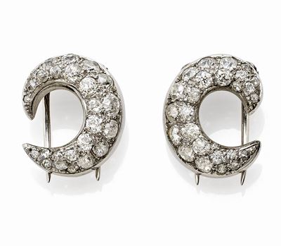 Coppia di spille da bavero in platino, oro 18K e diamanti taglio brillante antico, Prima metà del...