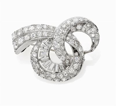 Spilla in platino e oro bianco 18K con diamanti a taglio brillante, huit-huit e baguette