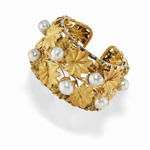 A 18K two-color gold and cultured pearl bangle, Mario Buccellati