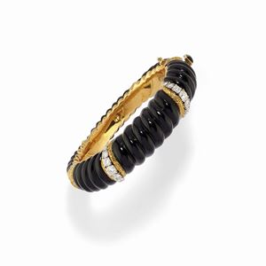 A 18K yellow gold, onyx and diamond bangle