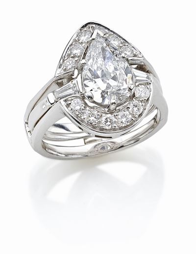 Anello in platino e diamanti, composto da un diamante taglio a goccia di ct 1,94