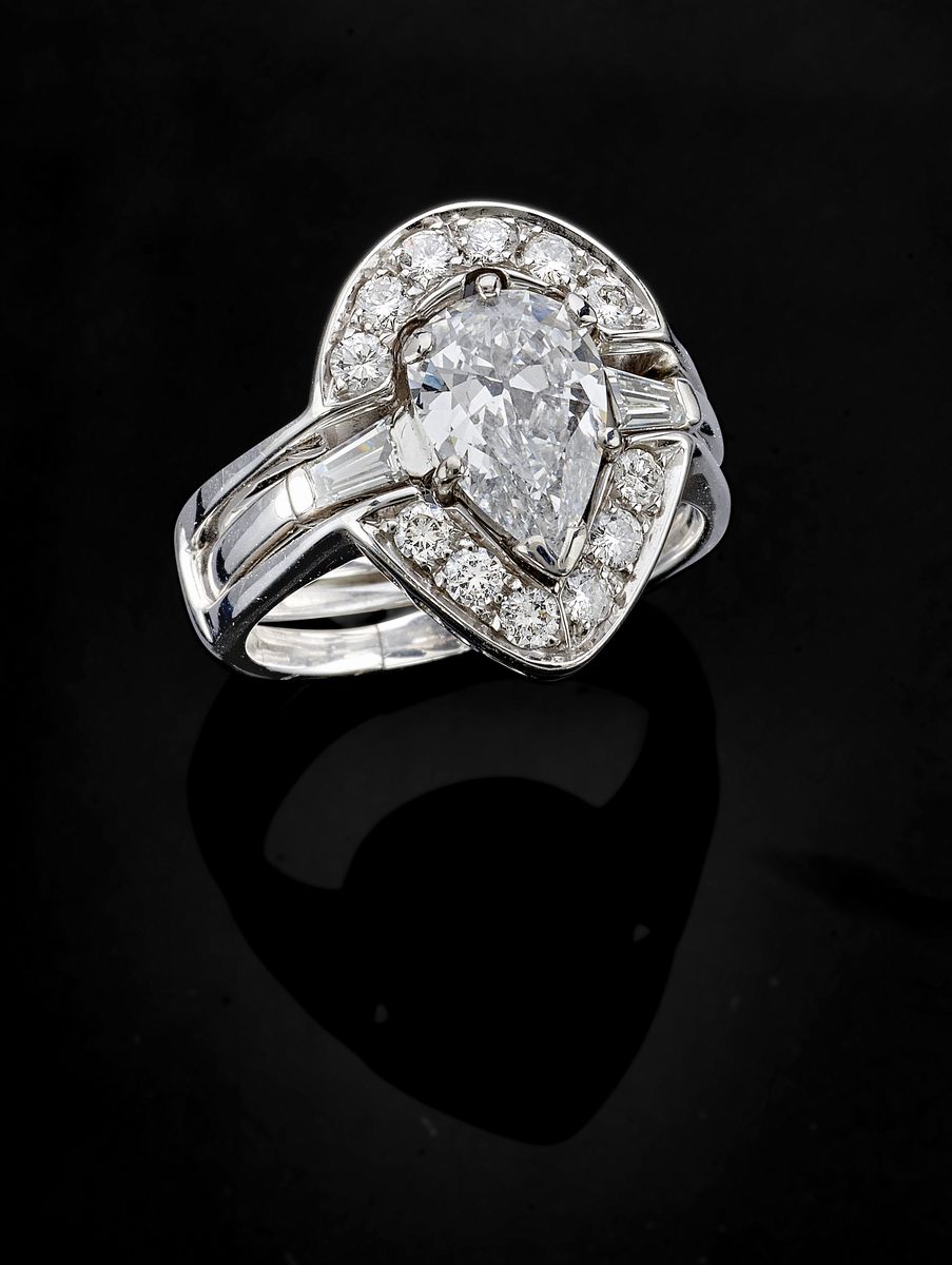 Anello in platino e diamanti, composto da un diamante taglio a goccia di ct 1,94